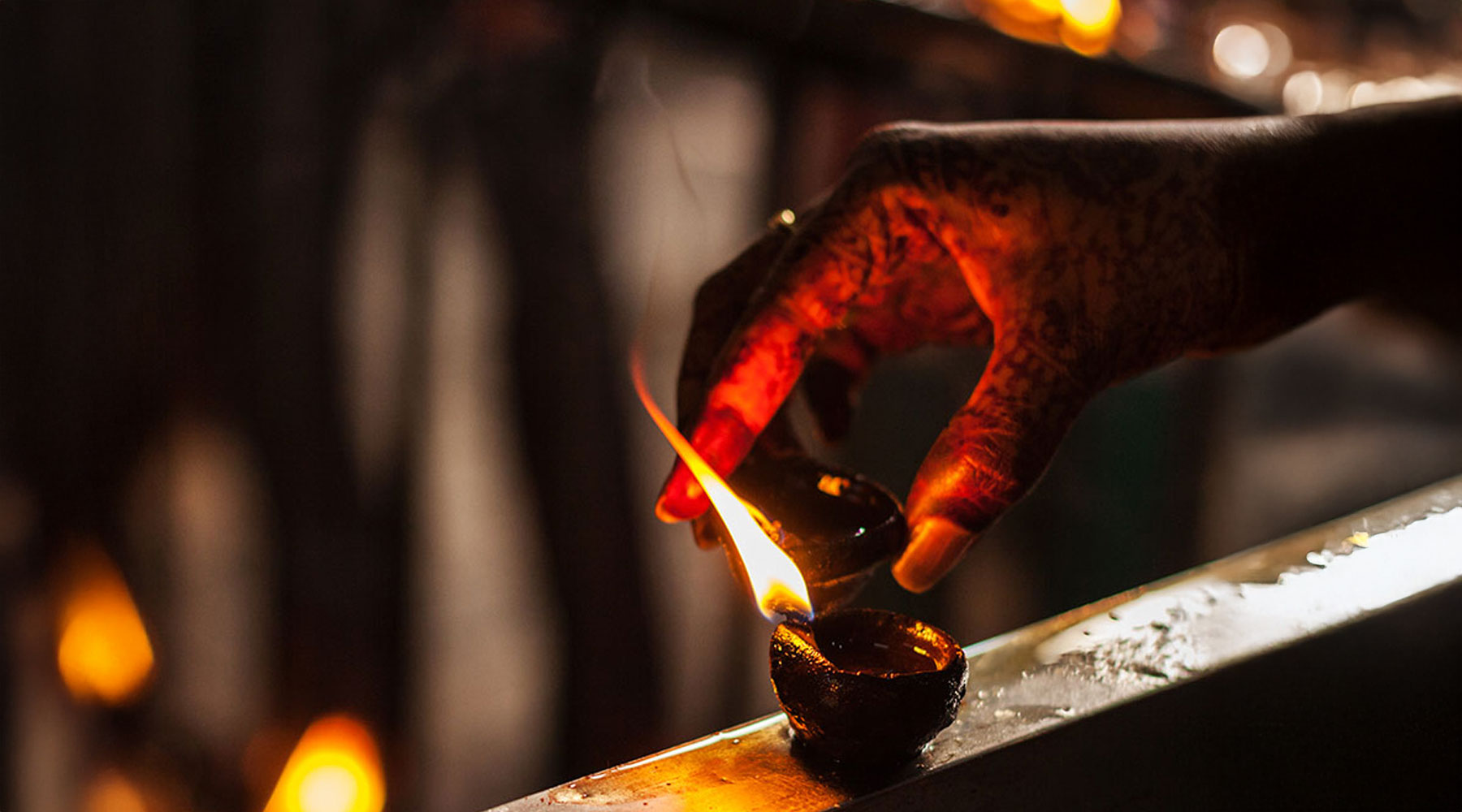 Décorations lumineuses et offrandes traditionnelles pour Diwali à l'île Maurice