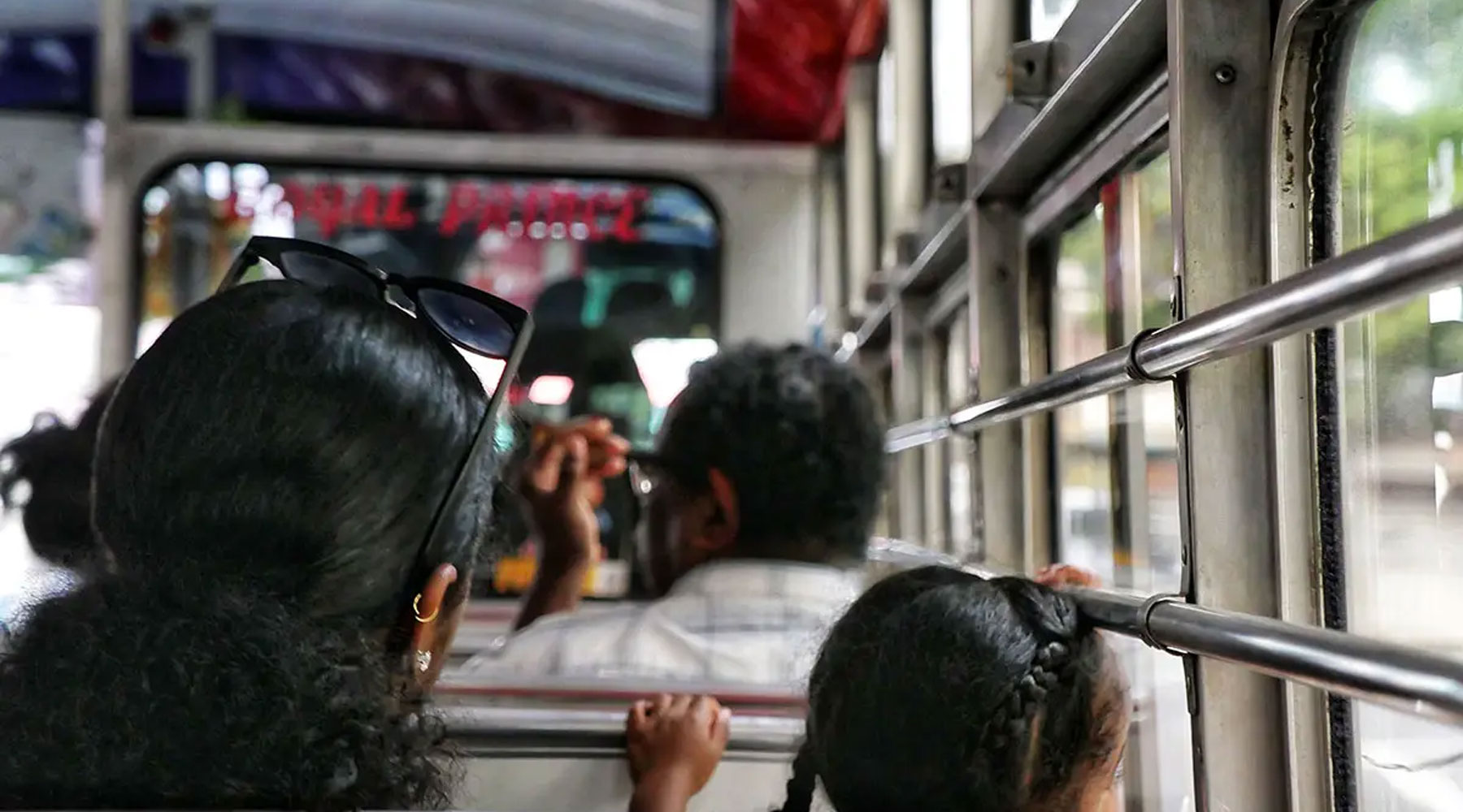 Passagers dans un bus mauricien typique, en route à travers l’île