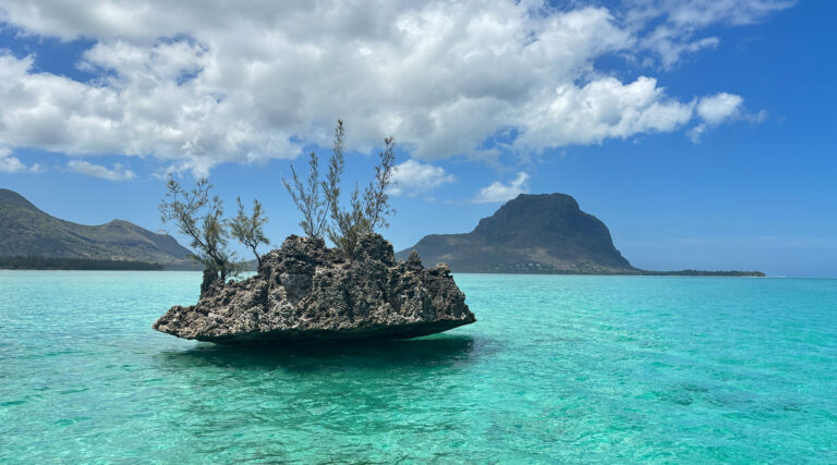 Roche Cristal et vue sur Le Morne dans une eau turquoise à l’île Maurice hors saison