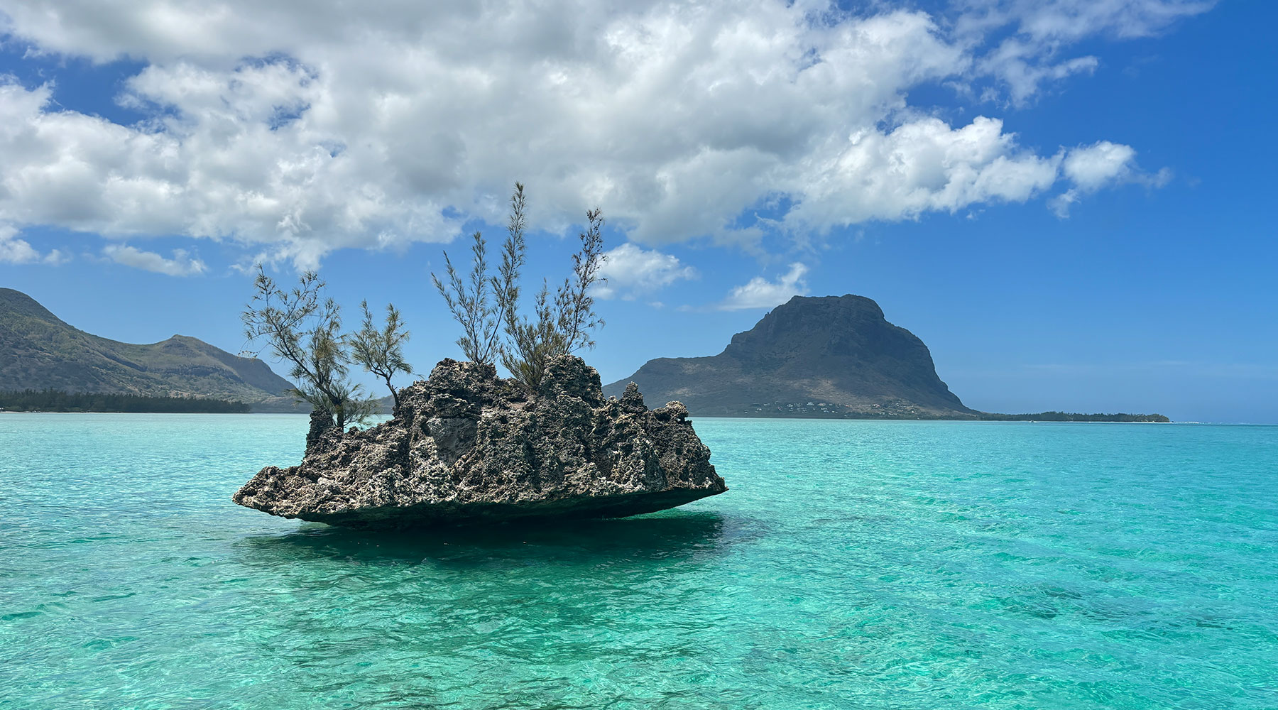 Roche Cristal et vue sur Le Morne dans une eau turquoise à l’île Maurice hors saison