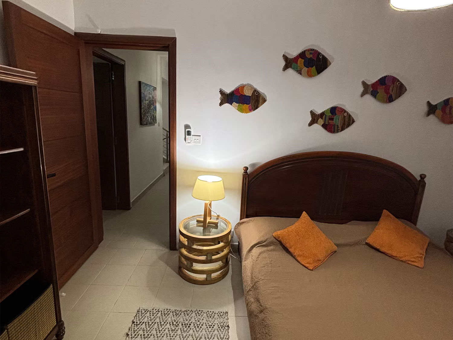 Chambre avec lit king size à la Villa Coco Zen, idéale pour des vacances à La Preneuse