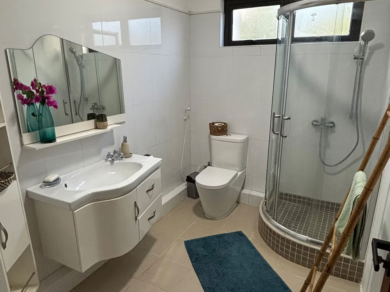 Salle de bain moderne à l’étage de la Villa Coco Zen