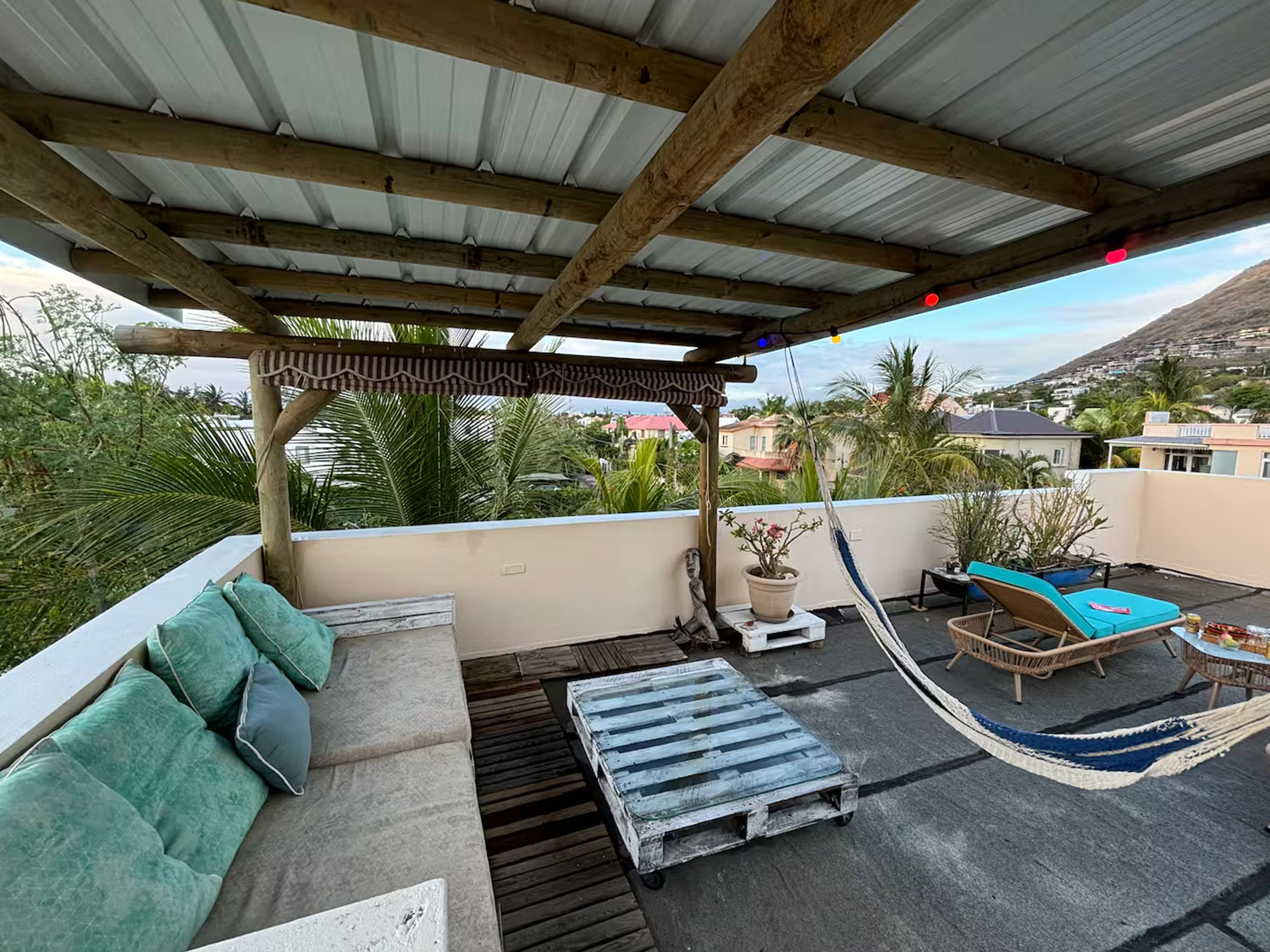 Rooftop aménagé avec hamac à la Villa Coco Zen, parfait pour se détendre
