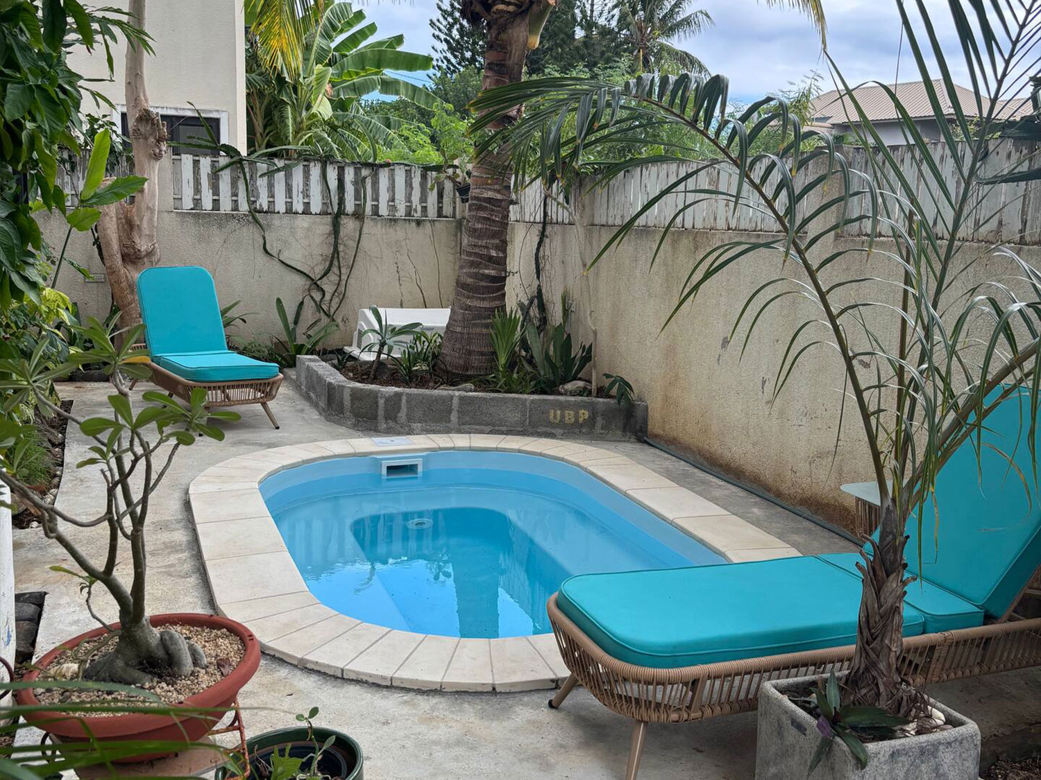Piscine privée entourée de transats à la Villa Coco Zen, proche de la plage à La Preneuse