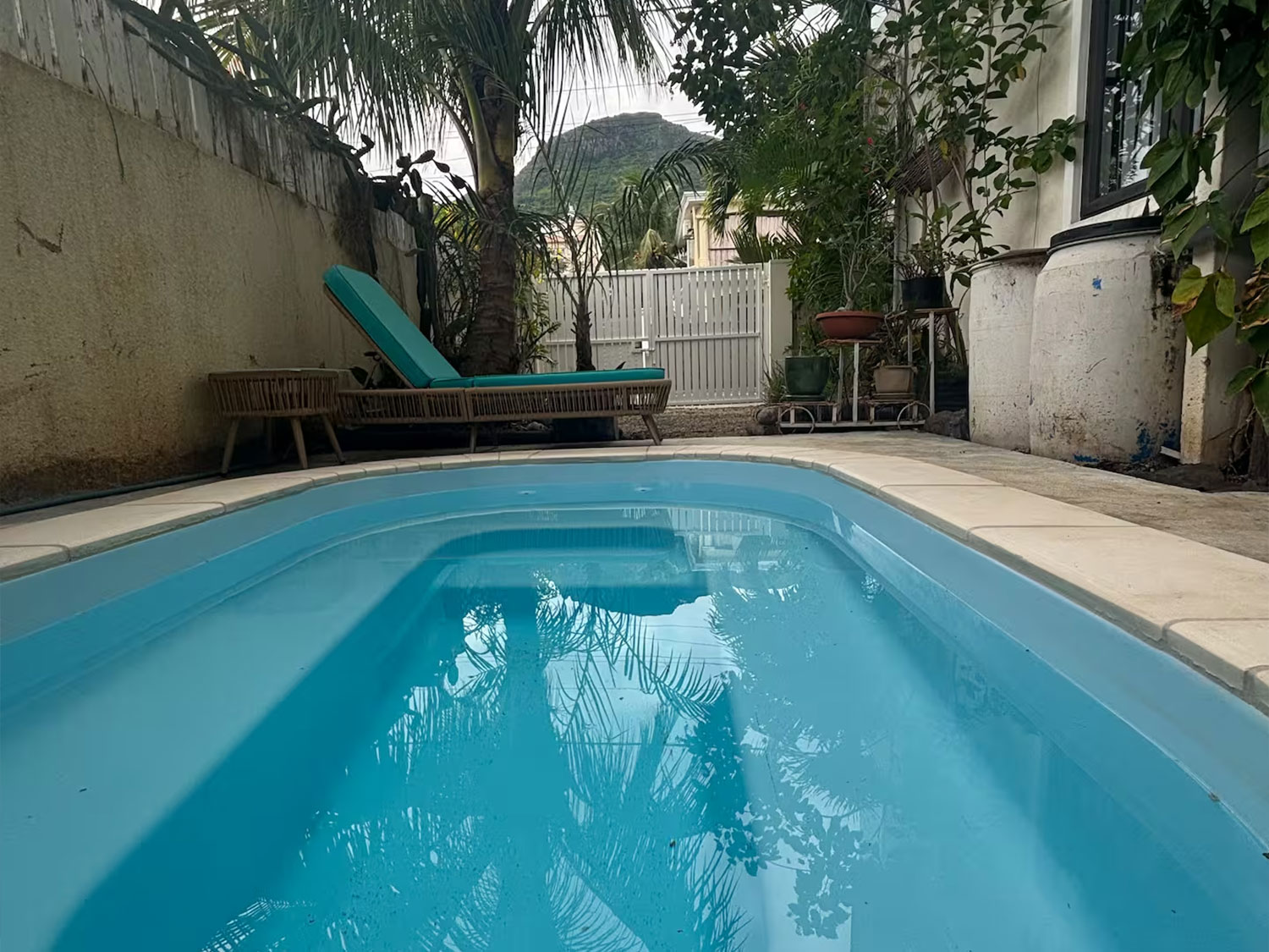 Piscine privée entourée de transats à la Villa Coco Zen, proche de la plage à La Preneuse