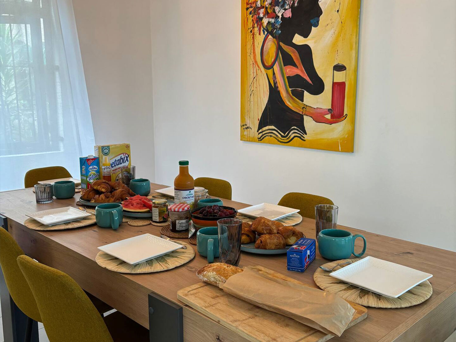 Grande table à manger intérieure dans le salon de la Villa Coco Zen, idéale pour partager des repas en famille ou entre amis