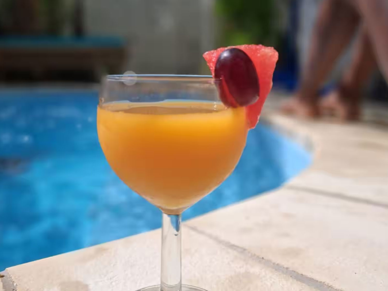 Cocktail sur la terrasse au bord de la piscine à la Villa Coco Zen, La Preneuse