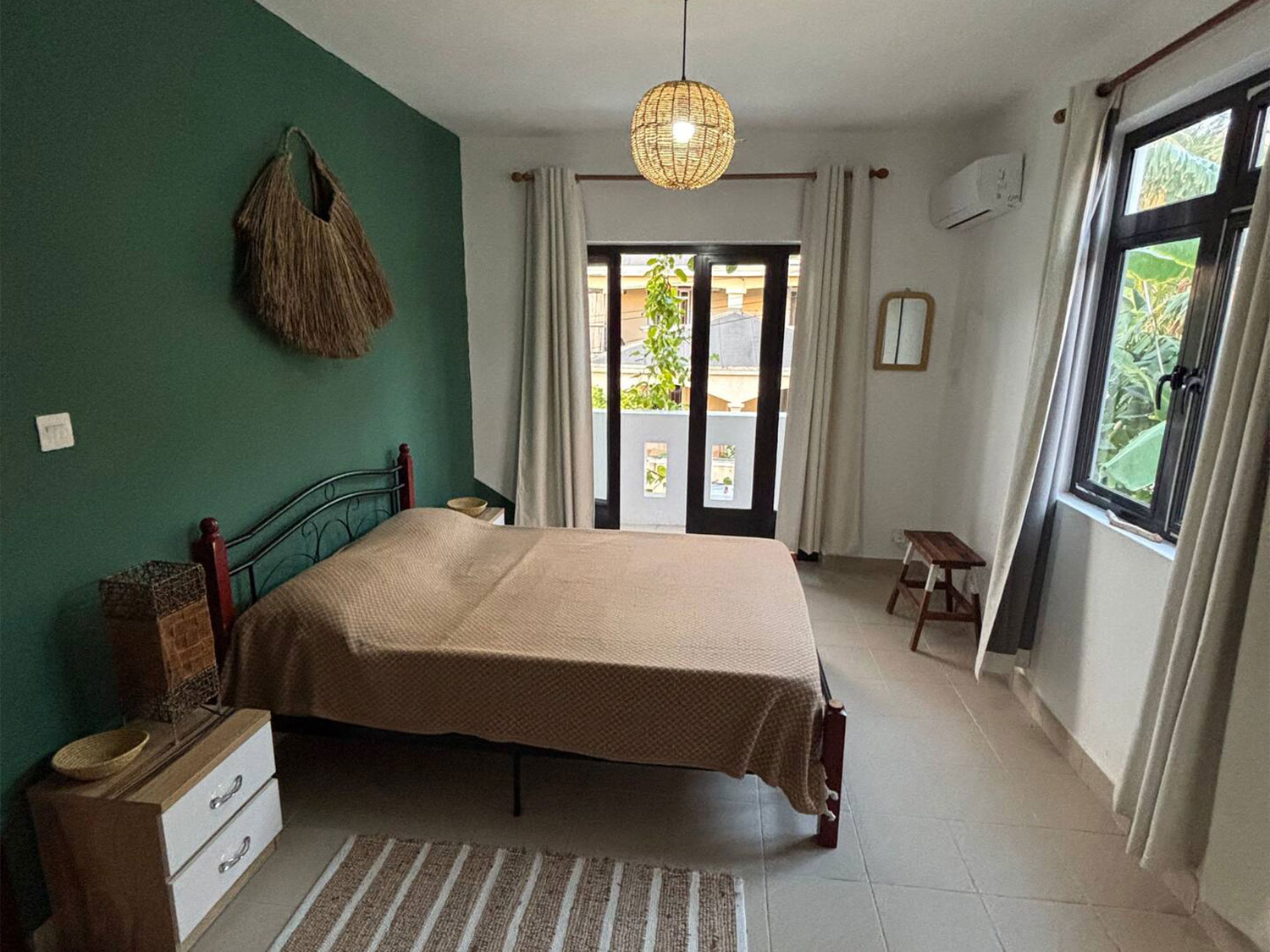 Chambre avec lit queen size et salle de bain privée à la Villa Coco Zen, La Preneuse
