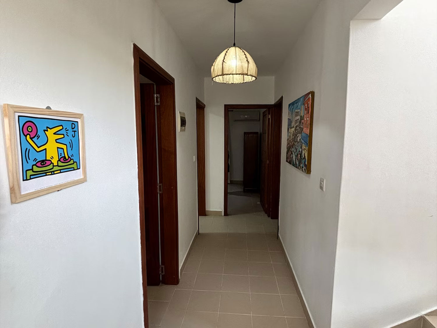 Couloir décoré avec un tableau artistique à la Villa Coco Zen, apportant une touche élégante à l’intérieur