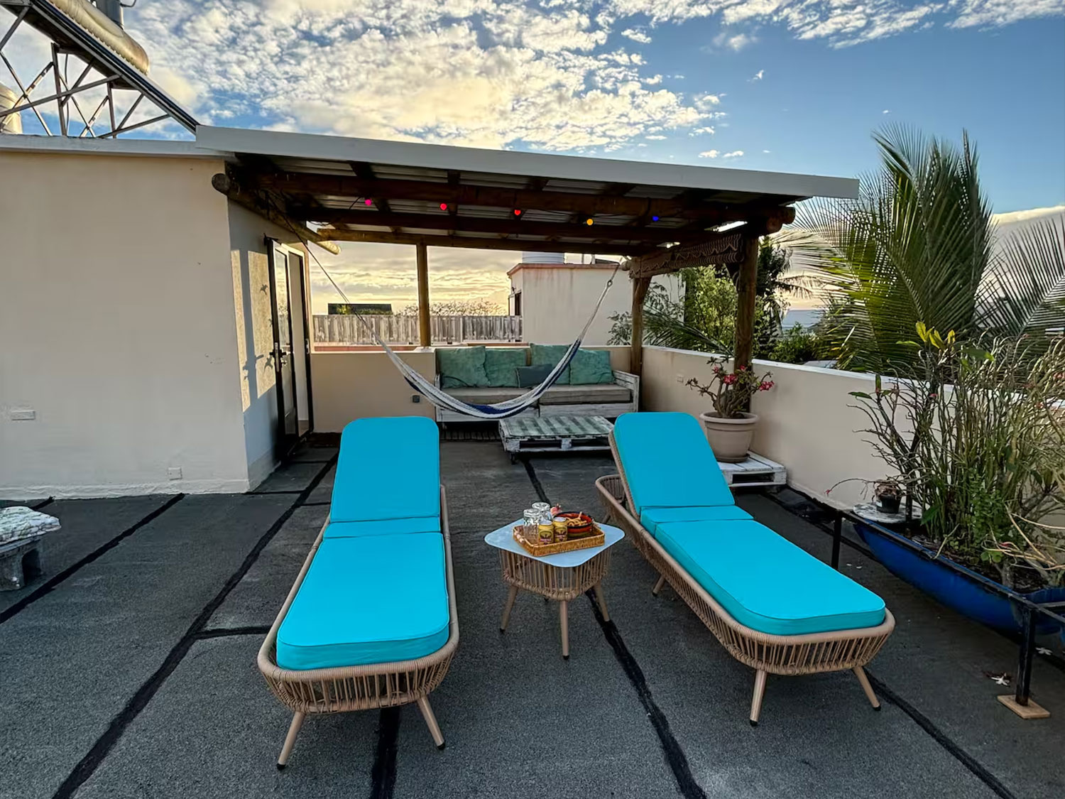 Rooftop aménagé avec hamac à la Villa Coco Zen, parfait pour se détendre