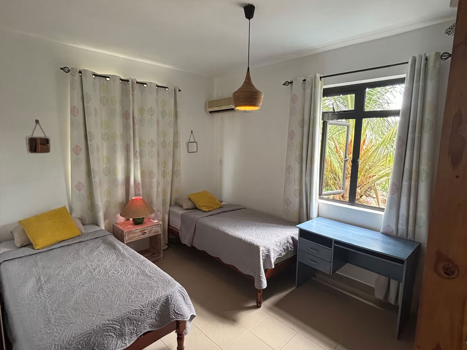 Chambre avec deux lits doubles dans la Villa Coco Zen, parfaite pour les familles