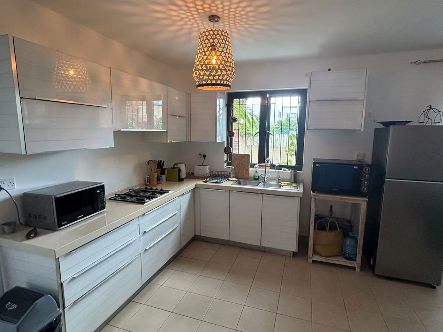 Cuisine ouverte tout équipée de la Villa Coco Zen à La Preneuse