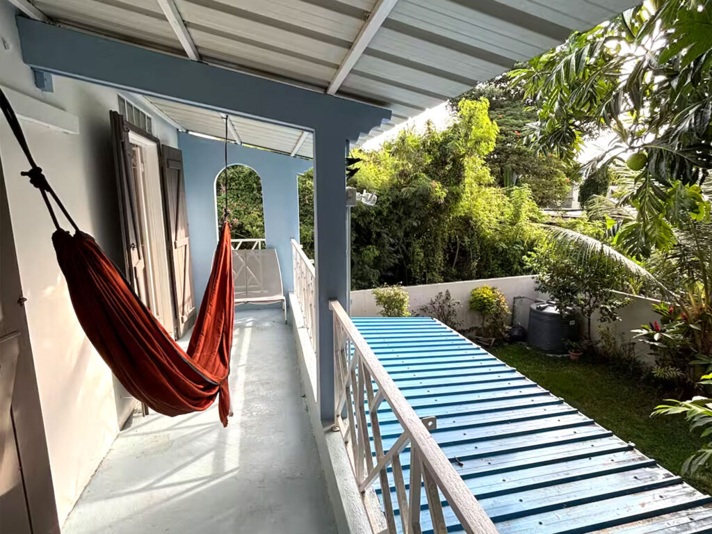 Terrasse et hamac d'une villa à l'île Maurice, pour choisir où loger entre Flic en Flac, La Preneuse et Grand Gaube