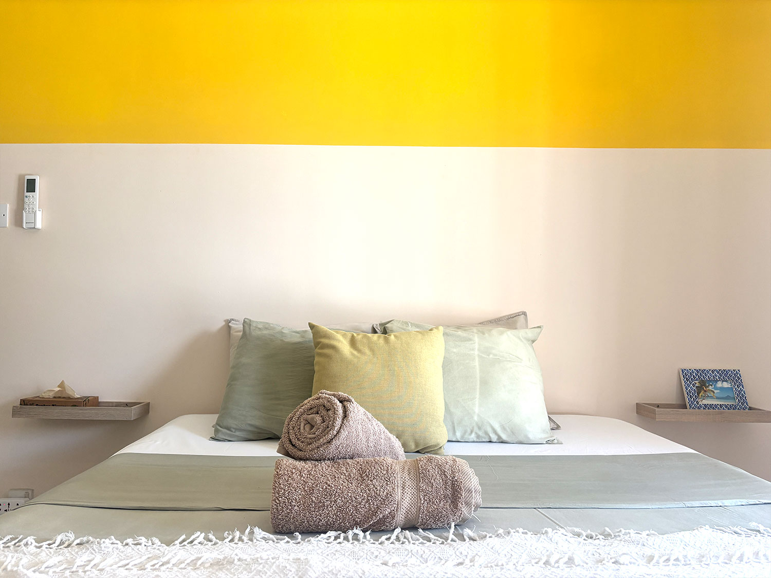 Chambre parentale lumineuse avec lit double dans le bungalow Lakaz Tropikal à Flic en Flac