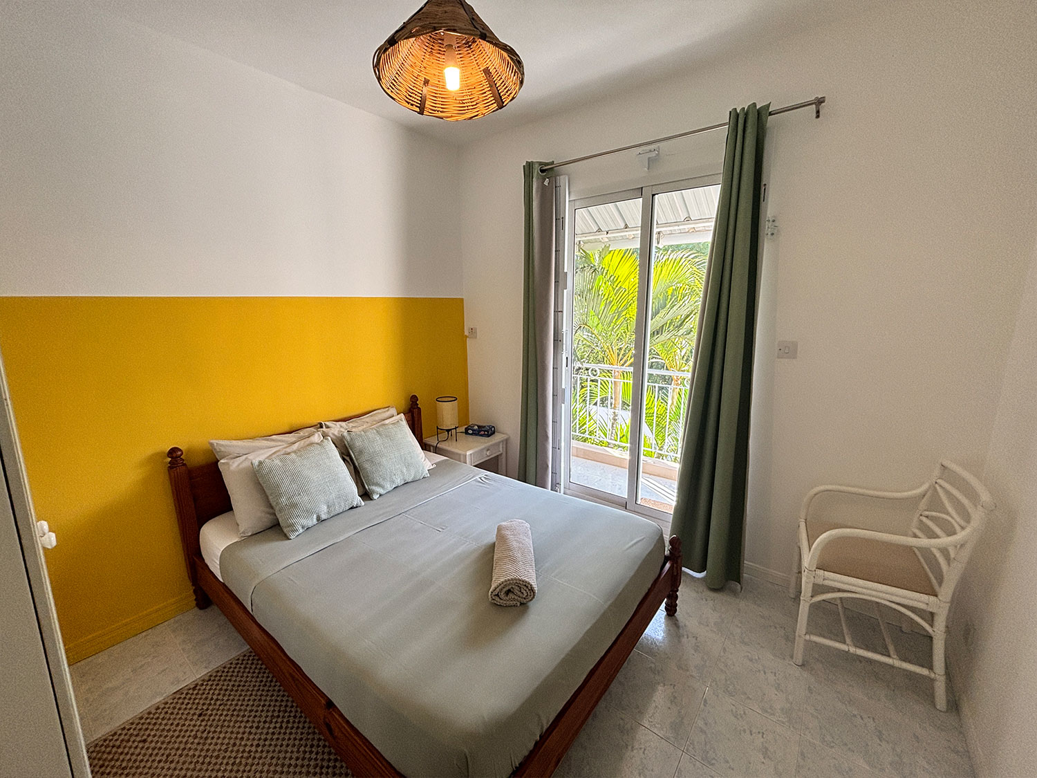 Chambre avec lit double et balcon donnant sur le jardin tropical à Flic en Flac