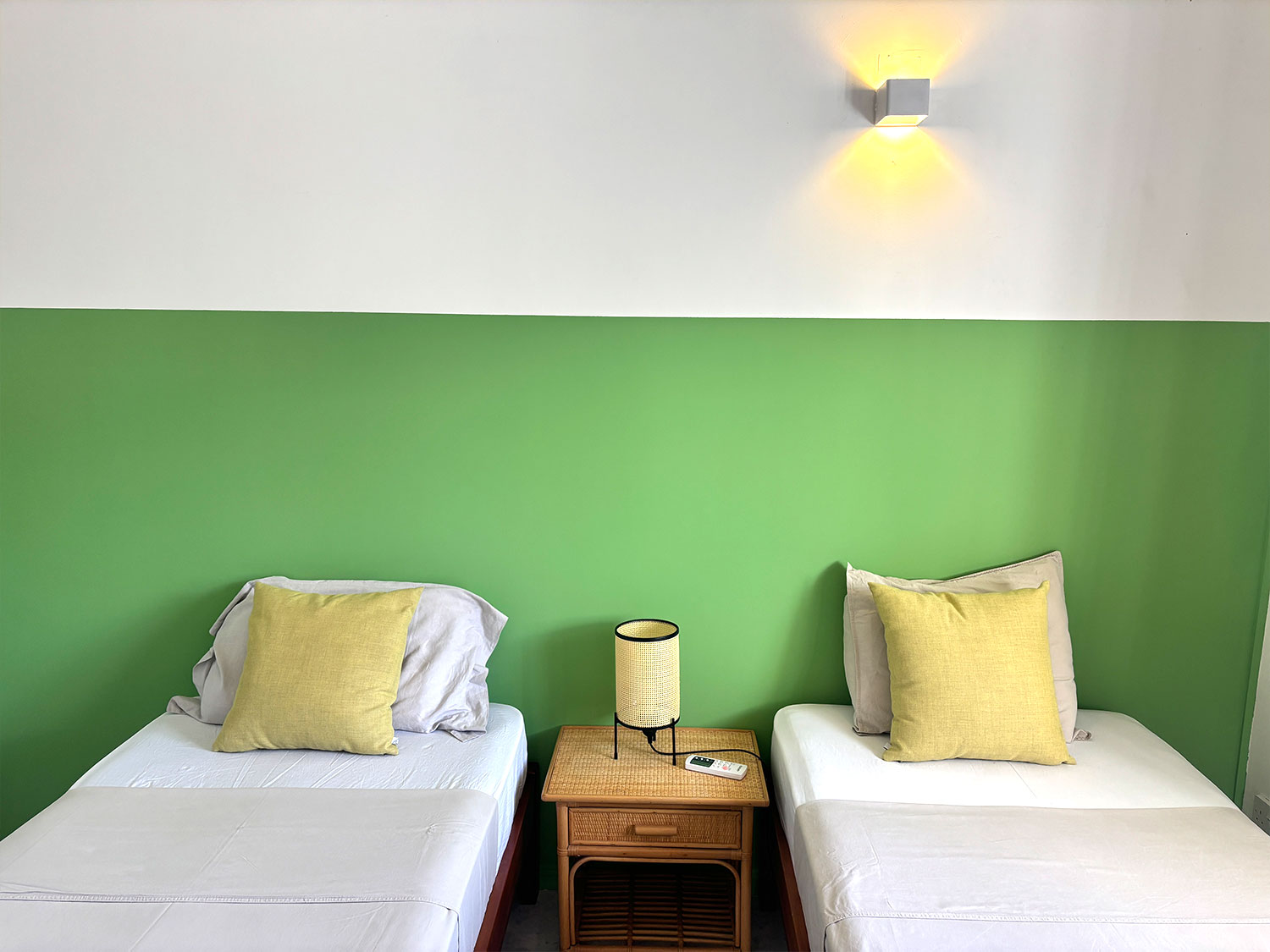 Chambre avec deux lits simples à Lakaz Tropikal, idéale pour les enfants ou amis