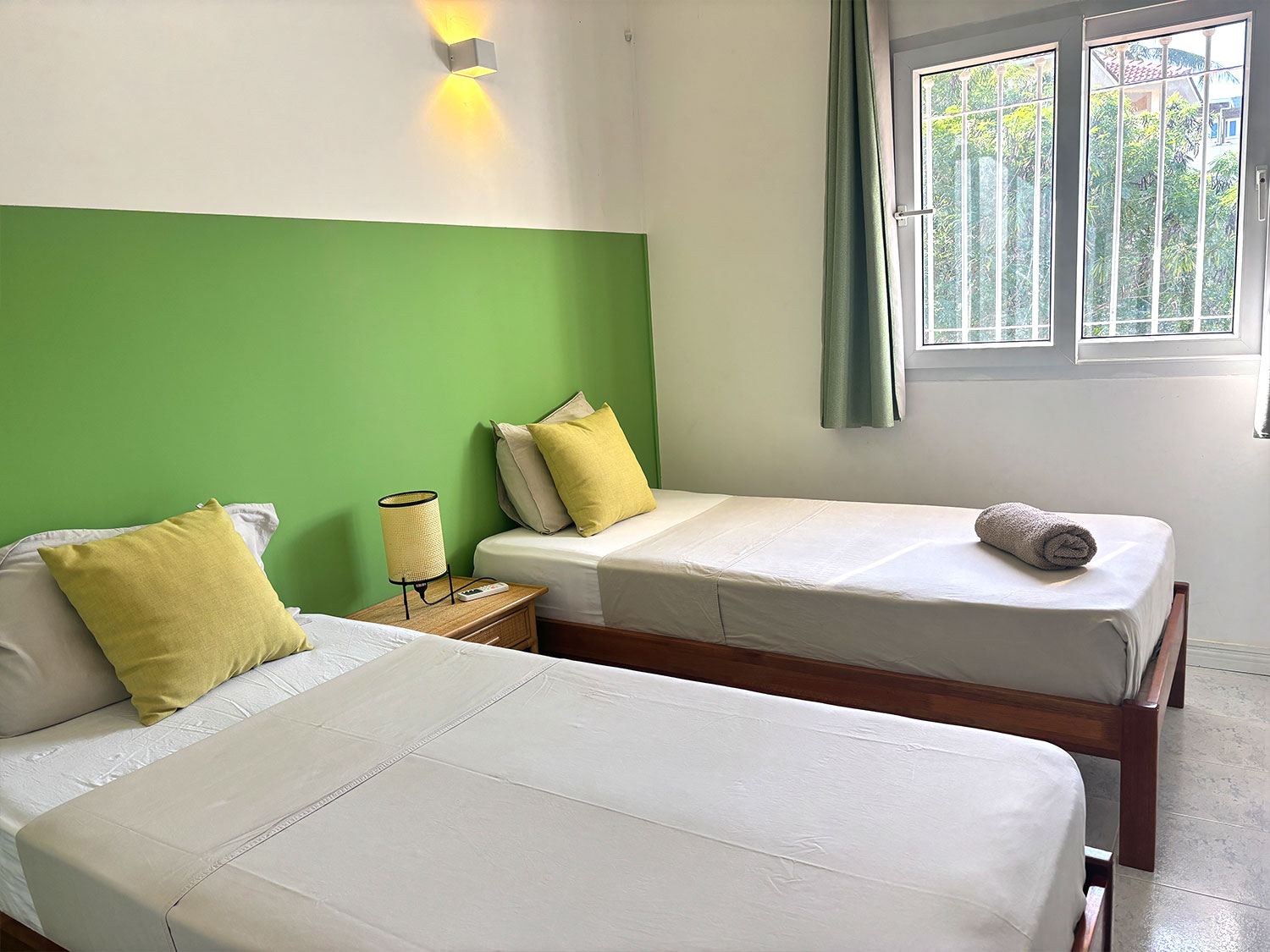 Chambre avec deux lits simples à Lakaz Tropikal, idéale pour les enfants ou amis