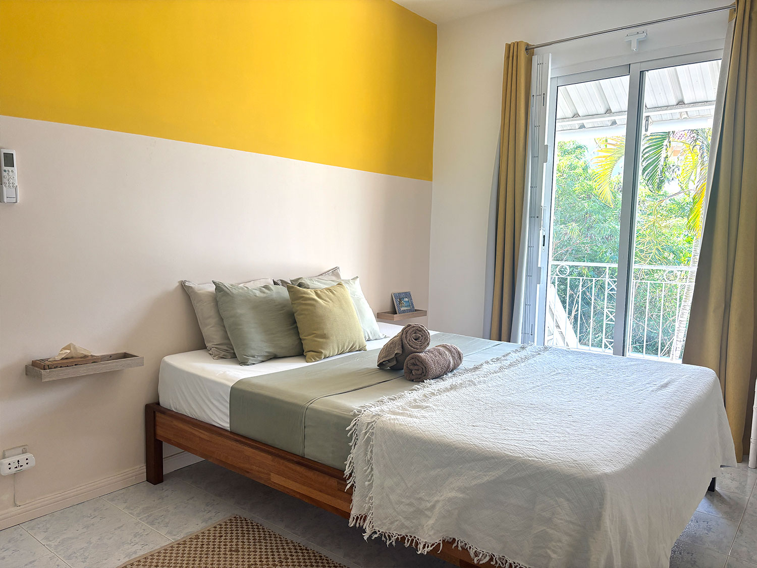 Chambre parentale lumineuse avec lit double dans le bungalow Lakaz Tropikal à Flic en Flac