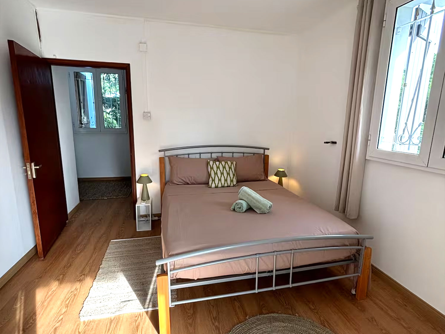 Chambre double spacieuse avec climatisation et vue sur jardin