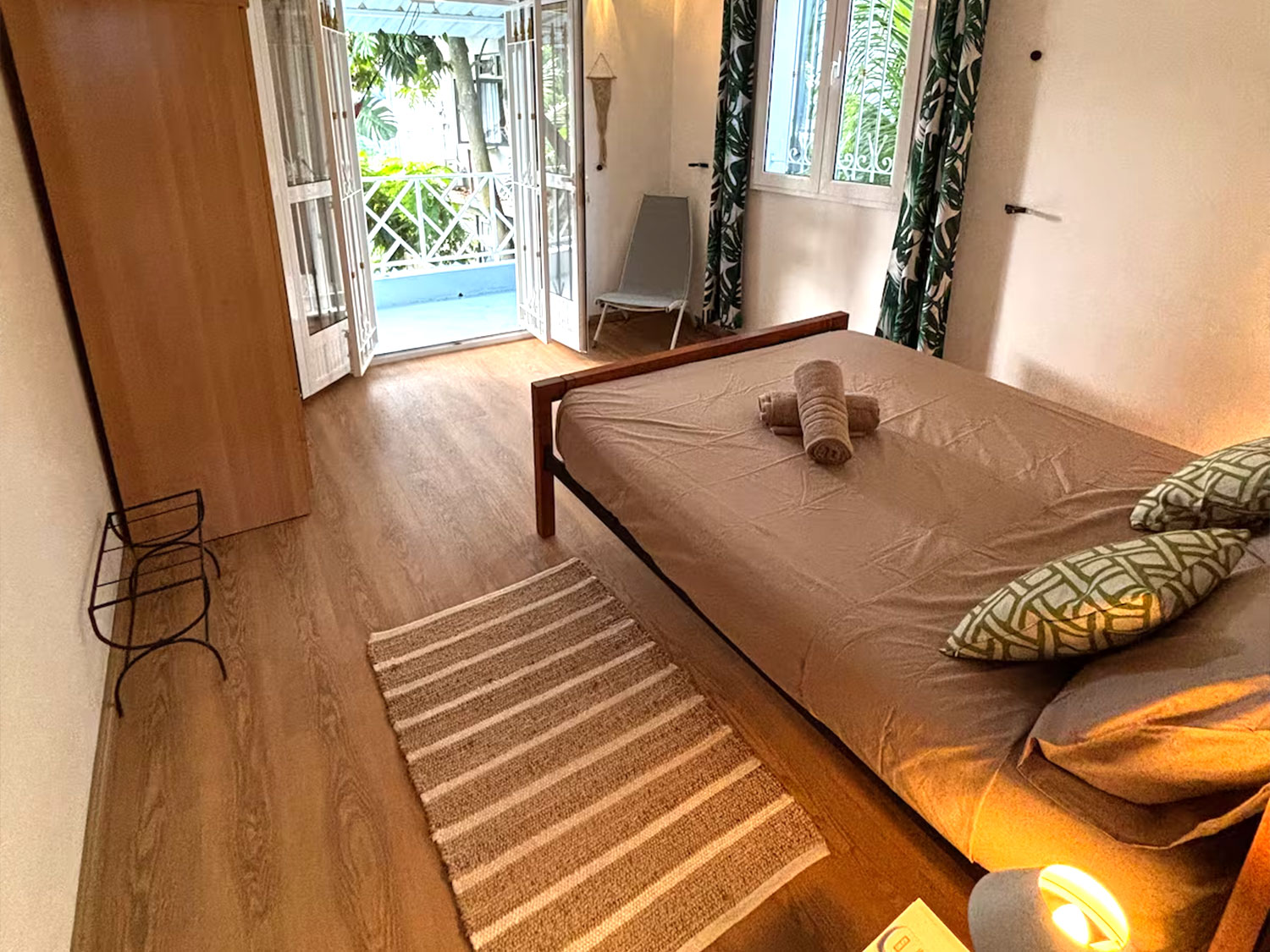 Chambre double spacieuse avec climatisation et vue sur jardin