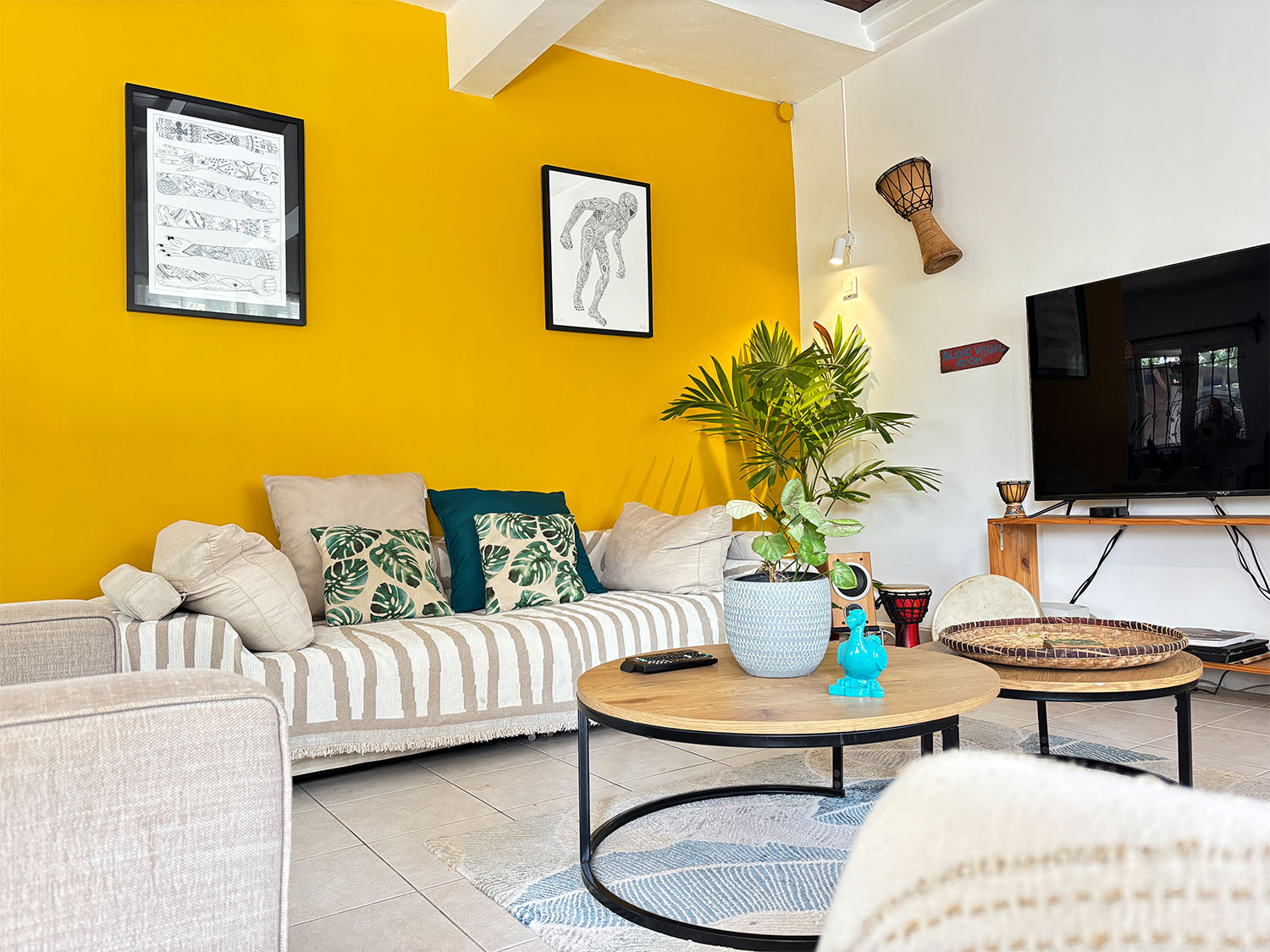 Salon partagé avec télévision, enceinte, Netflix et espace chill à La Kolok de l’Ouest