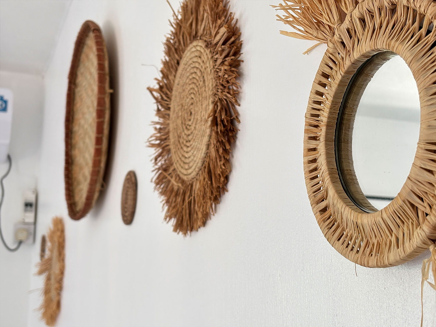 Décoration éclectique et chaleureuse de La Kolok de l’Ouest, entre style tropical et touches créatives
