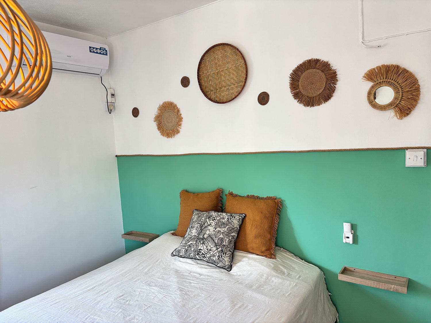 Chambre privée avec balcon, lit queen size et bureau à La Kolok de l’Ouest, La Preneuse