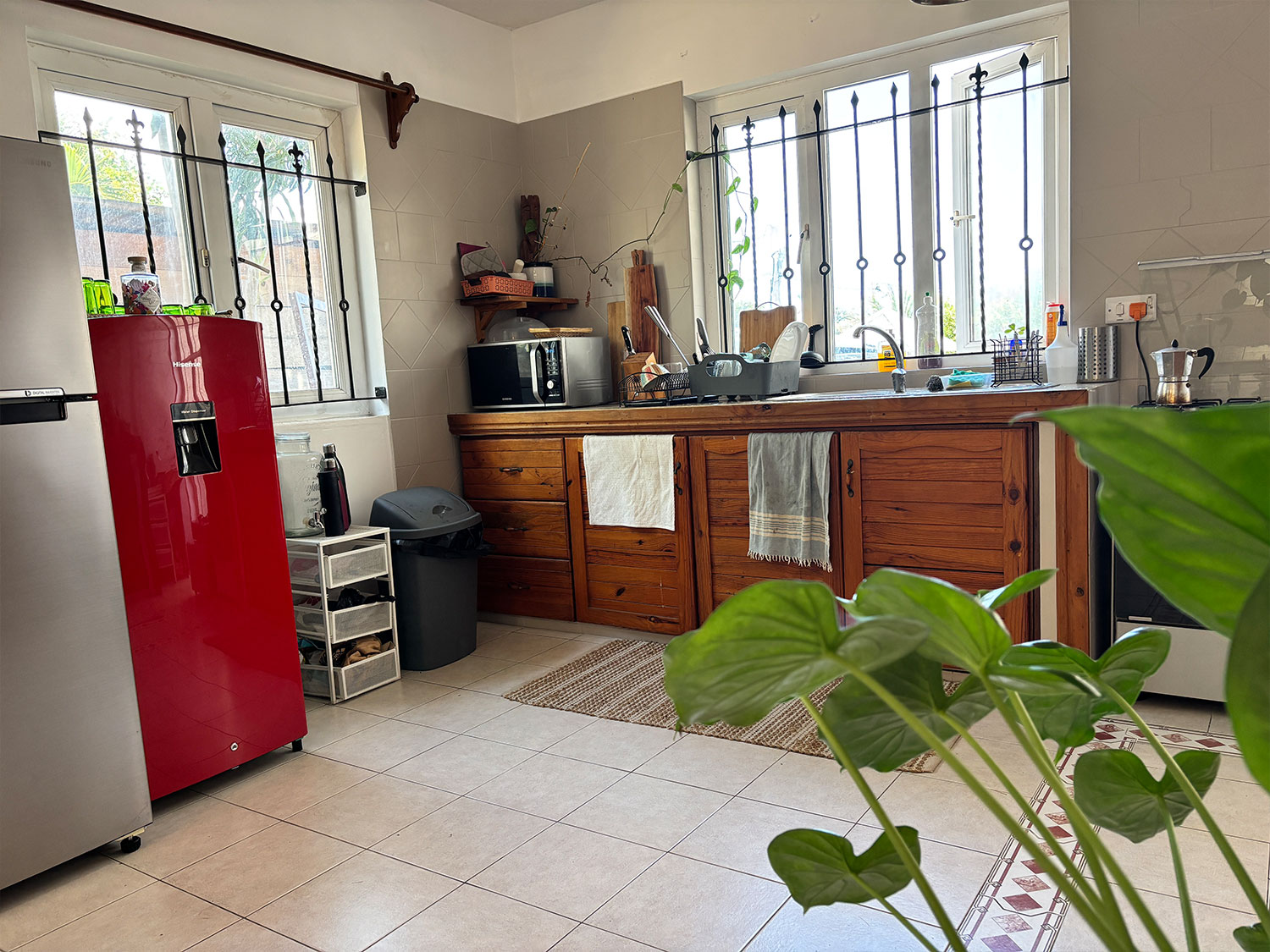 Grande cuisine ouverte et équipée pour les colocataires de La Kolok à La Preneuse