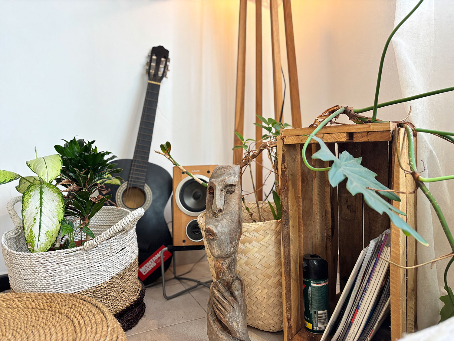 Guitare et instruments de musique à disposition dans le salon de La Kolok, ambiance musicale et chill