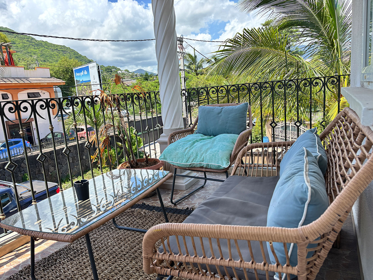 Balcon privé attenant à la chambre, parfait pour se détendre en fin de journée à La Kolok