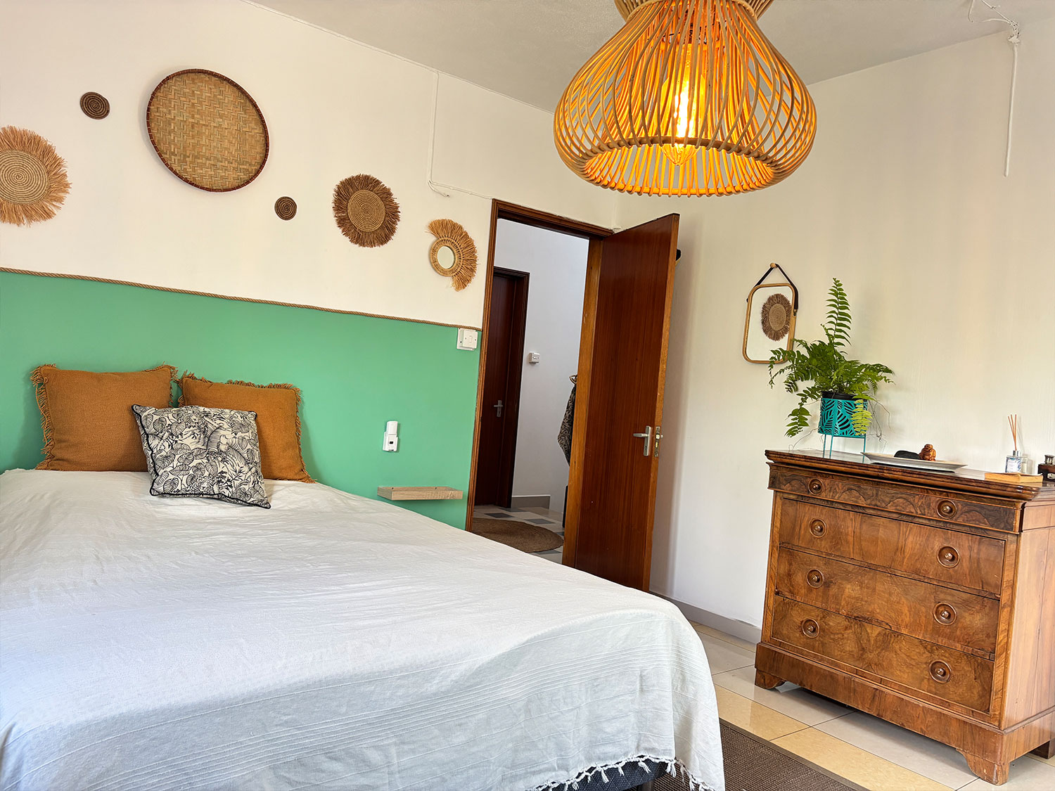 Chambre privée avec balcon, lit queen size et bureau à La Kolok de l’Ouest, La Preneuse