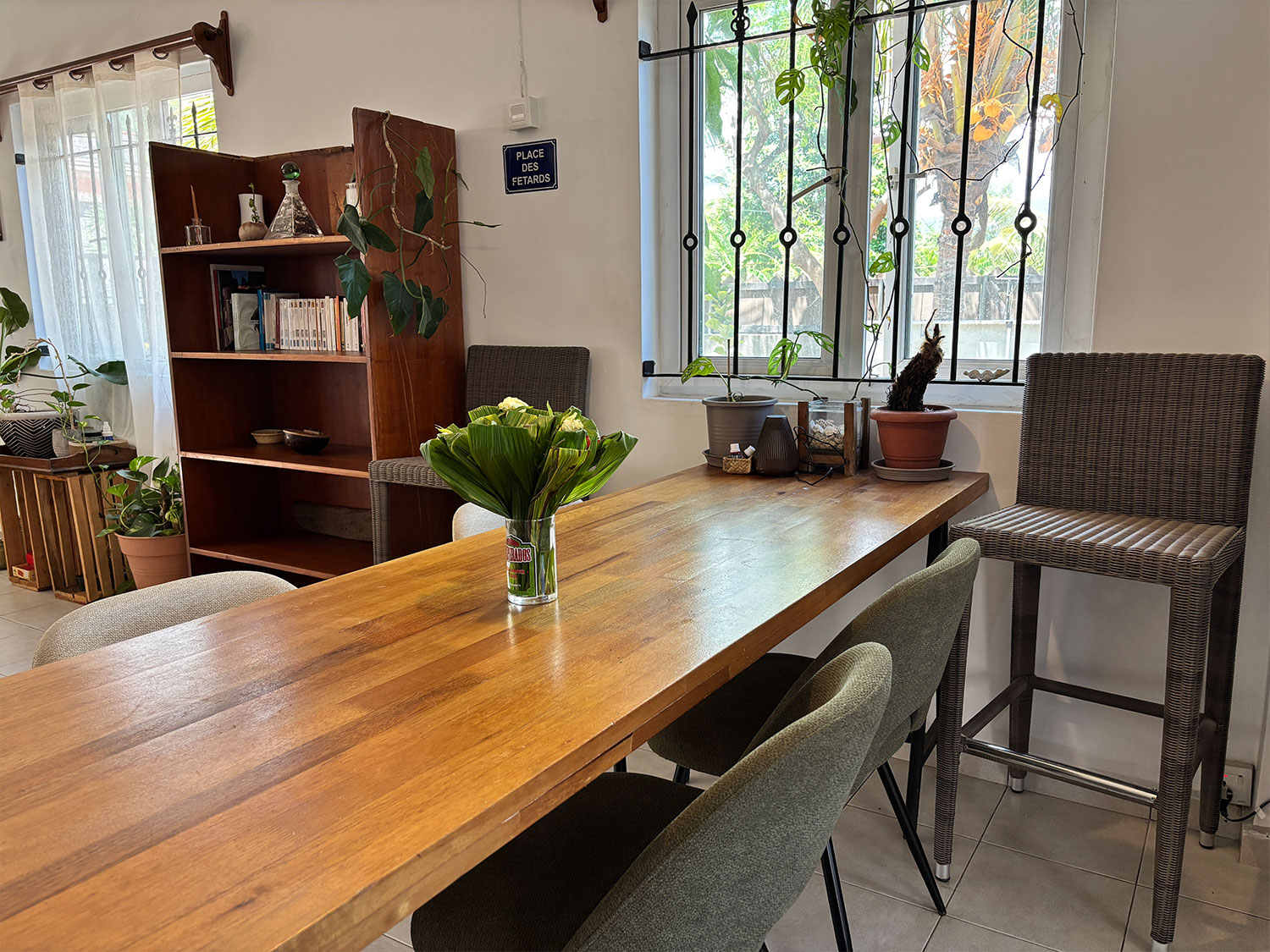 Grande table à manger conviviale pour les repas entre colocs à La Kolok de l’Ouest