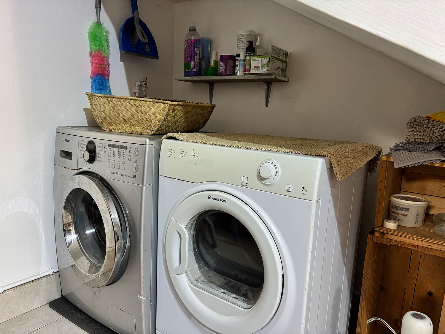 Machine à laver et sèche-linge dans la buanderie partagée de La Kolok de l’Ouest, idéale pour les longs séjours à Maurice