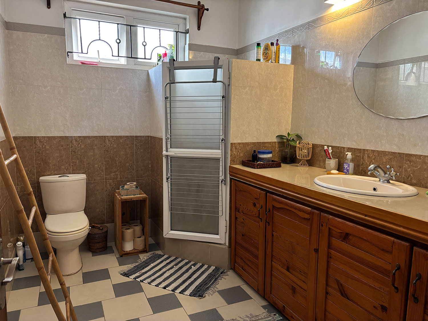 Première salle de bain avec douche à l’italienne partagée entre colocataires à La Kolok de l’Ouest