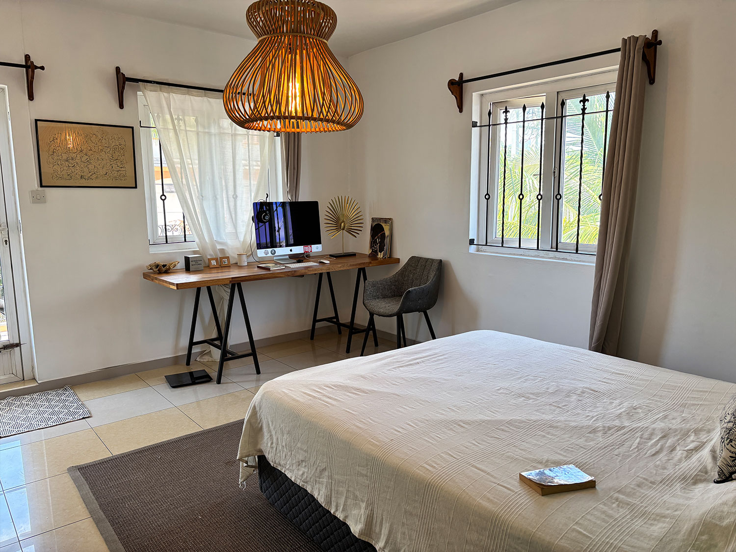 Chambre privée avec balcon, lit queen size et bureau à La Kolok de l’Ouest, La Preneuse