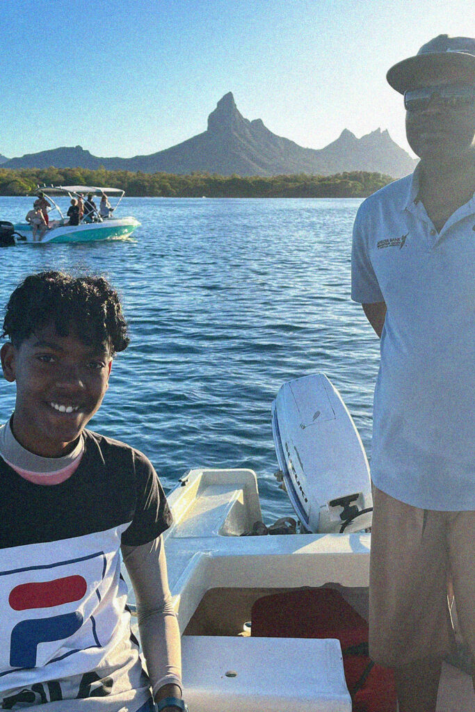 Milo et son fils Jamel en sortie bateau pour observer les dauphins à l’île Maurice