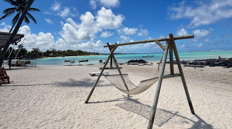 Plage paradisiaque avec hamac sur le sable blanc à l’île Maurice