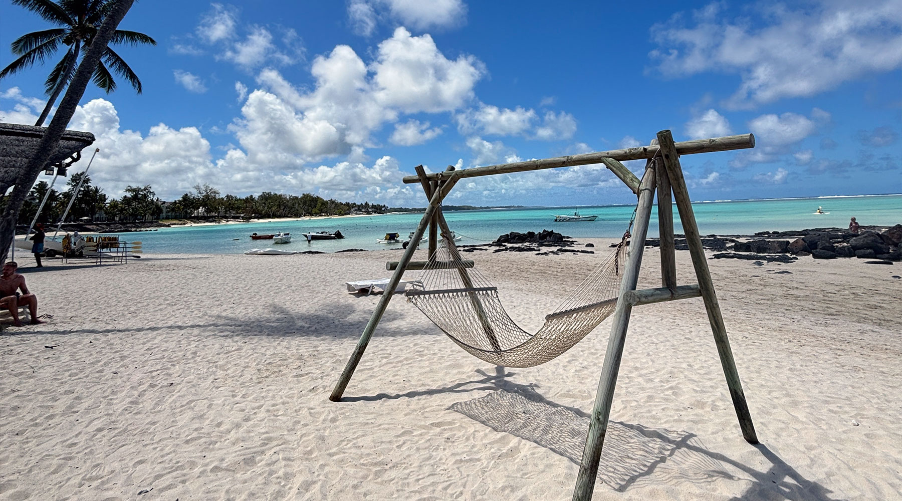 Plage paradisiaque avec hamac sur le sable blanc à l’île Maurice