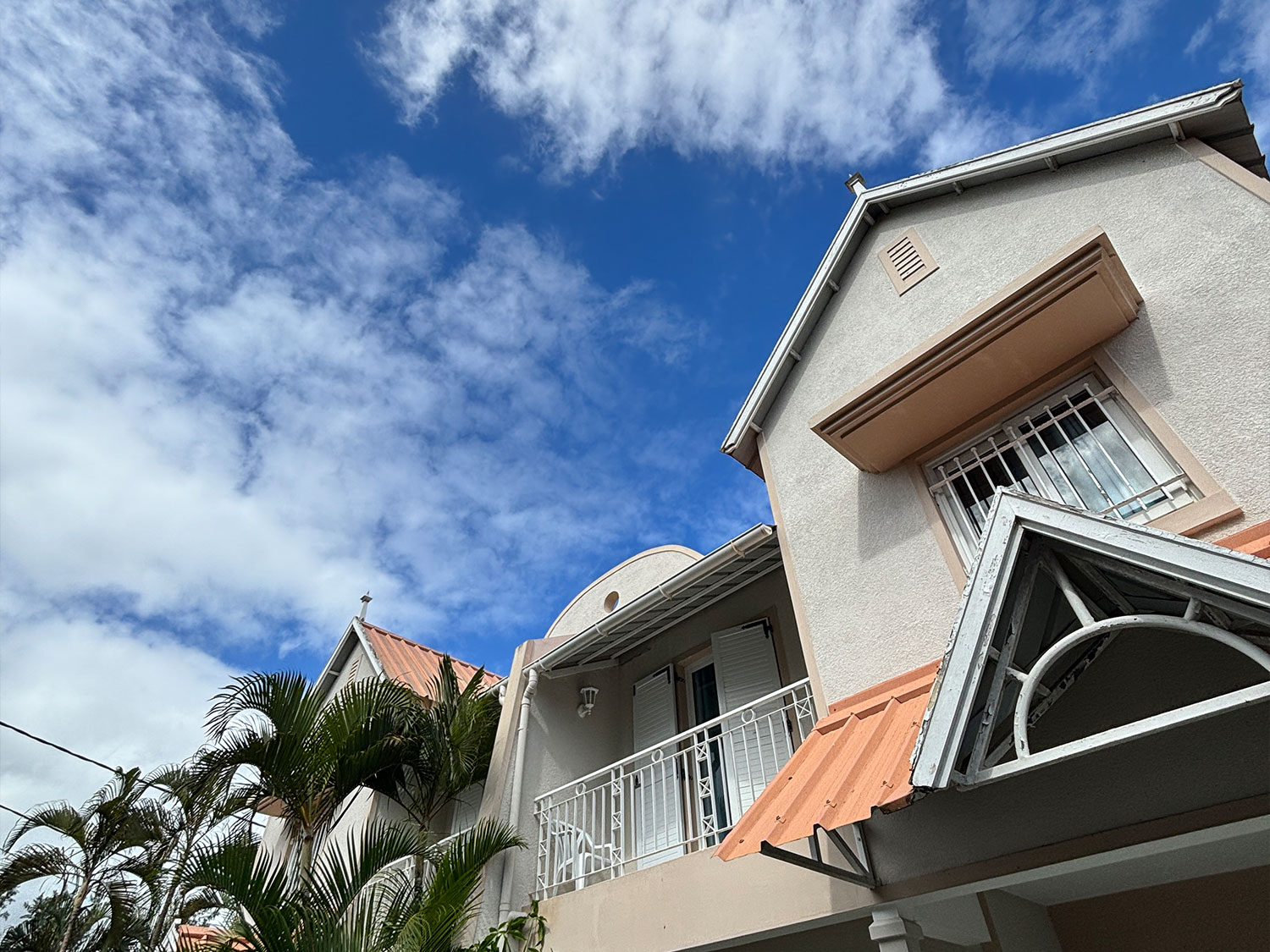 Vue extérieure du bungalow créole Lakaz Tropikal à Flic en Flac, île Maurice