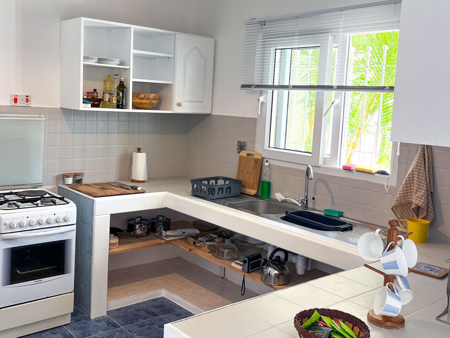 Cuisine entièrement équipée pour vos vacances à l’île Maurice, bungalow Lakaz Tropikal