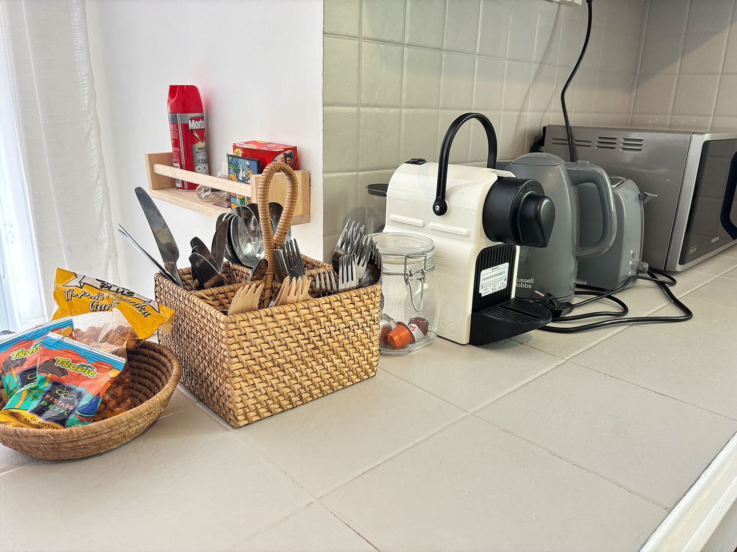 Cuisine entièrement équipée avec électroménager et rangements