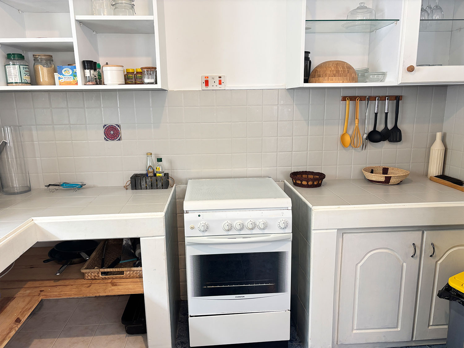 Cuisine entièrement équipée avec électroménager et rangements