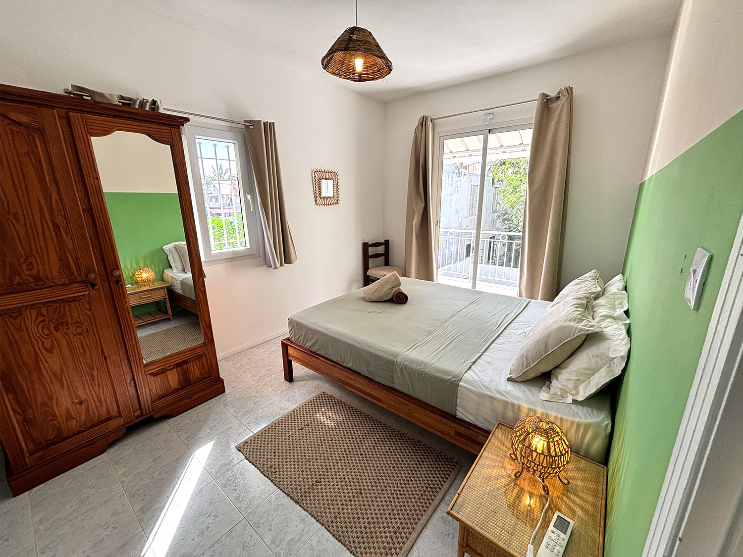 Chambre parentale avec lit double à Lakaz Tropikal B, Flic en Flac