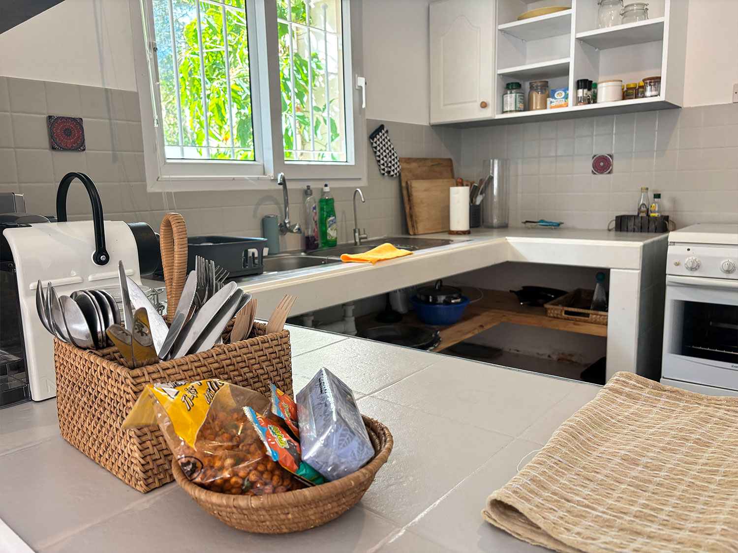 Cuisine entièrement équipée avec électroménager et rangements