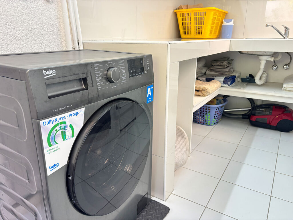 Buanderie équipée avec machine à laver et étendoir à Lakaz Tropikal B