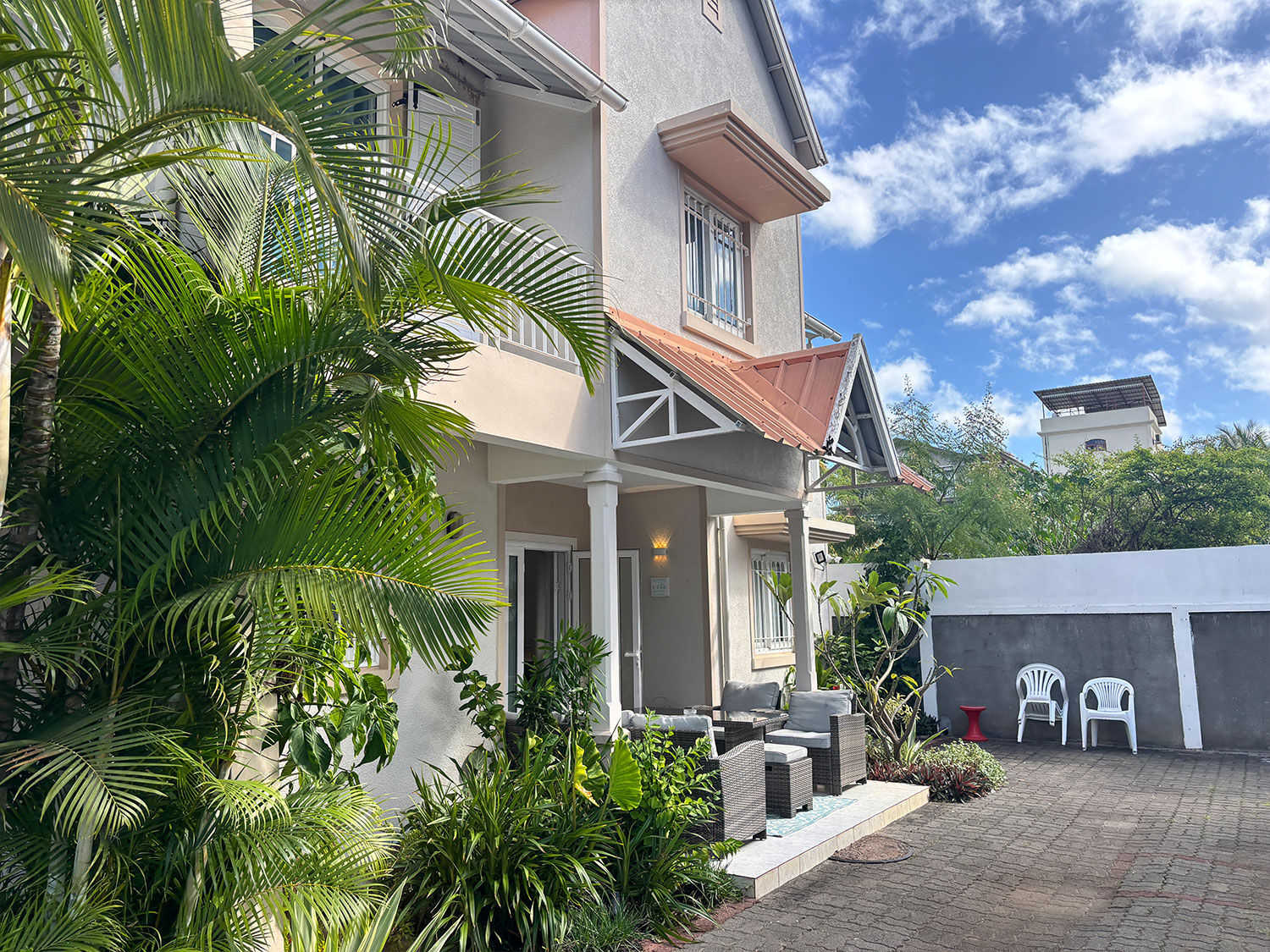 Vue extérieure du bungalow créole Lakaz Tropikal B à Flic en Flac