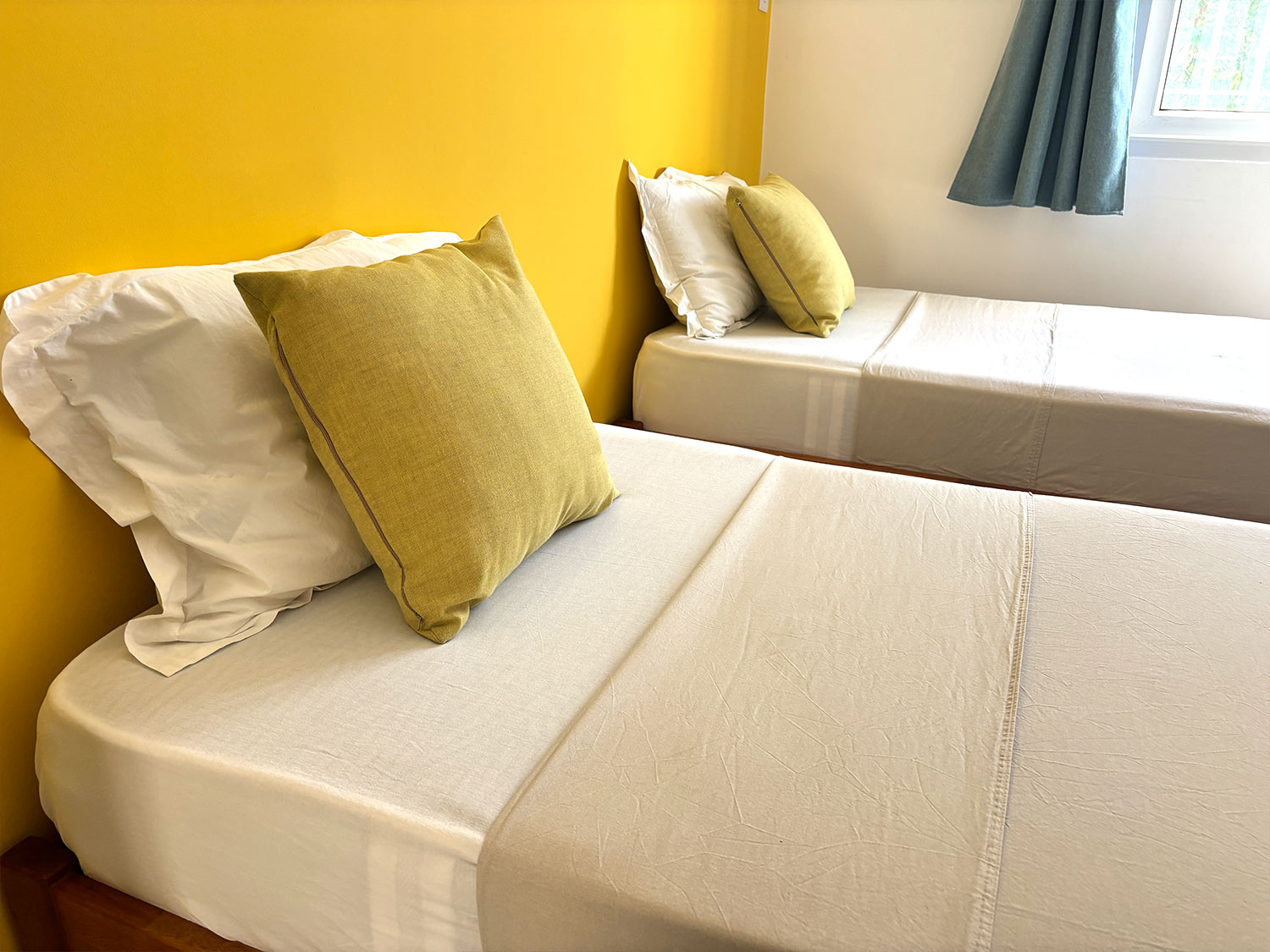 Chambre avec deux lits simples idéale pour les enfants ou amis
