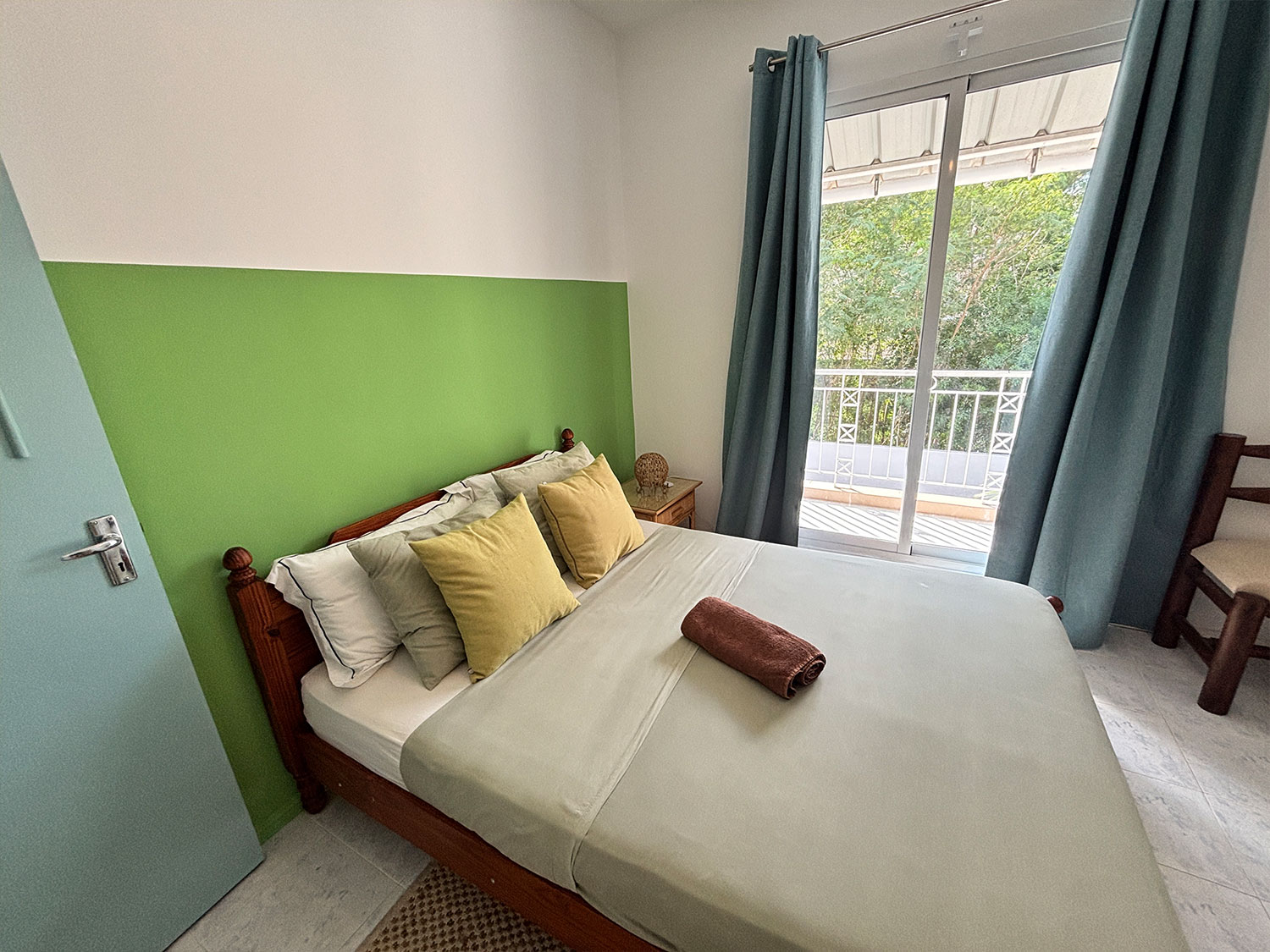 Chambre double avec balcon privé donnant sur le jardin tropical