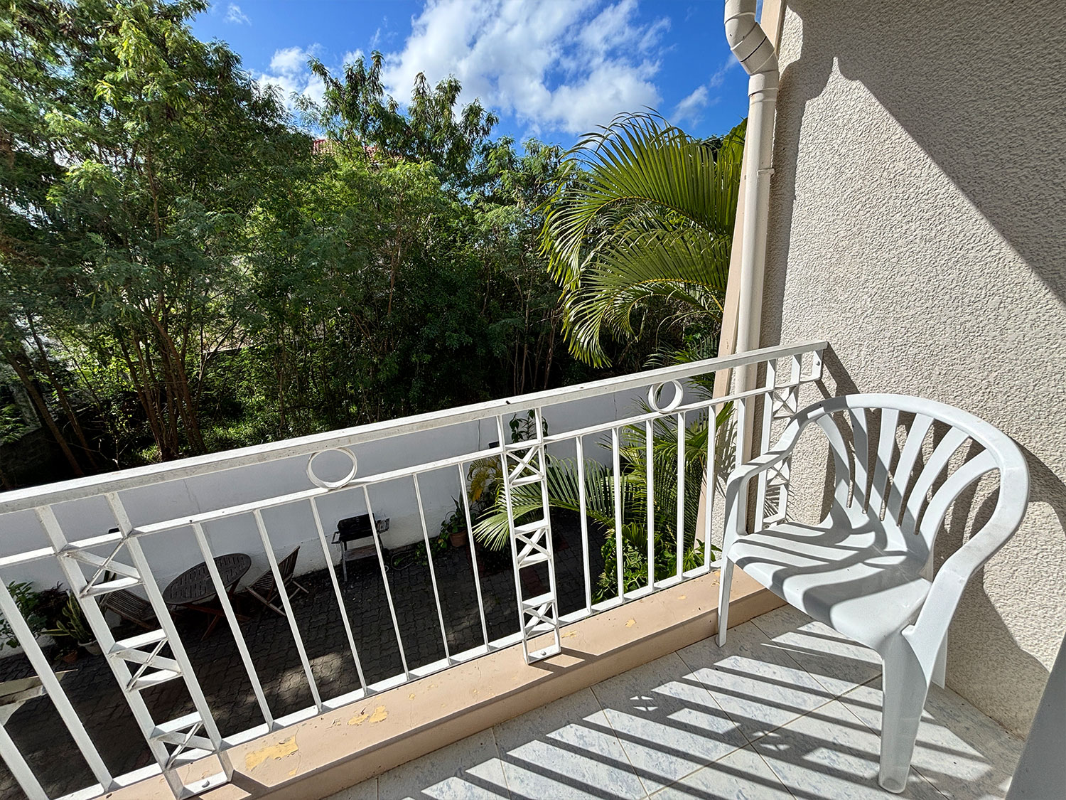 Balcon donnant sur le jardin tropical, accès depuis la chambre à l’étage