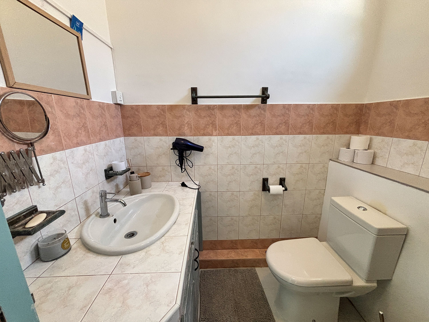Salle de bain moderne avec douche